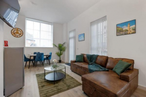 Contemporary 2 Bed Apartment -Belfast East Village